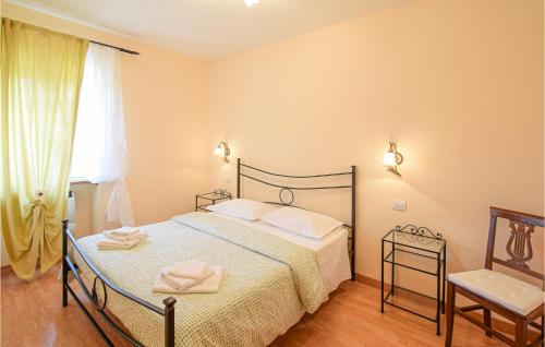 a bedroom with a bed with two towels on it at Stunning Apartment In Todiano Di Preci in Abeto