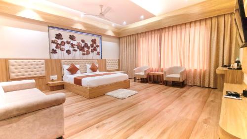 シルディにあるHotel 9 Coinのベッド2台とソファがあるホテルの部屋