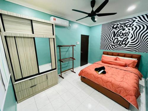 een slaapkamer met een bed en een bord aan de muur bij Cozy Kulai Retreat 5Min AeonPalm Resort15Min Senai airport in Kulai