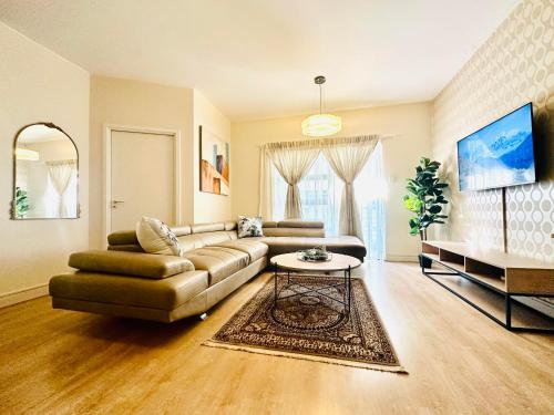 sala de estar con sofá y mesa en Moc Luxury Apartment en Johannesburgo