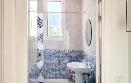 y baño con lavabo, aseo y espejo. en 3 Bedroom Cozy Apartment In La Rpita, en Sant Carles de la Ràpita
