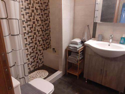 ein Bad mit einem Waschbecken, einem WC und einer Dusche in der Unterkunft Panagiotas House in Monemvasia