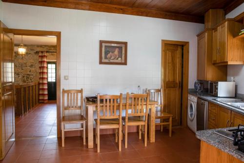 - une cuisine avec une table à manger et des chaises dans l'établissement Fonte dos Pepes by LovelyStay, à Lamego