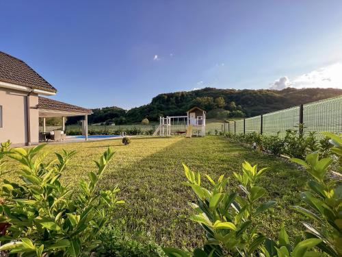 a yard with a fence and a house at Villa Dora in Krapinske Toplice
