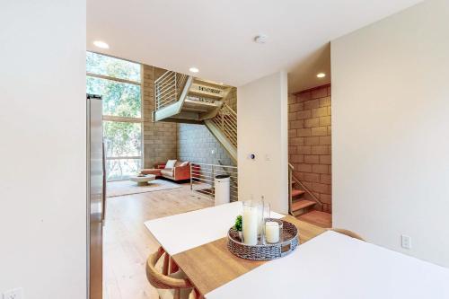 Cuina o zona de cuina de Modern Loft-Style Townhouse in Los Angeles