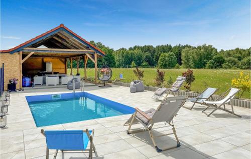 Un patio con sillas y una piscina. en Beautiful Home In Stare Sady With Wifi, en Stare Sady