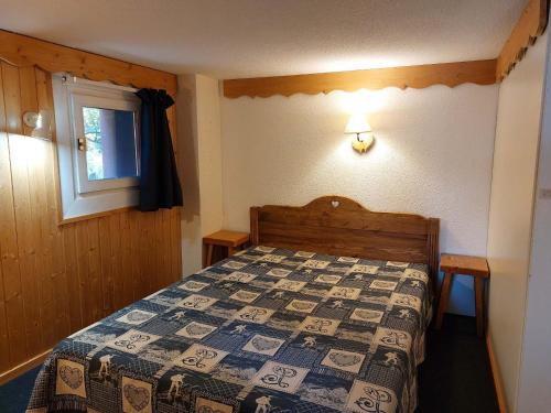 une chambre avec un lit et une fenêtre dans l'établissement Studio 4 Pers. aux Arcs 1800, Balcon, Proche Pistes, Parking & WiFi - FR-1-411-410, à Arc 1800