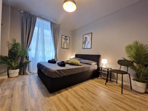 トリノにあるCasa Bonsaiのベッドルーム1室(ベッド1台、テーブル、椅子付)