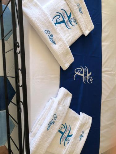 - un ensemble de serviettes blanches sur un lit dans l'établissement Casa Livia, à Castellabate