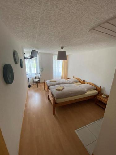 - une chambre avec un grand lit dans l'établissement Hôtel-Restaurant des 3 Coeurs, à Vaulion