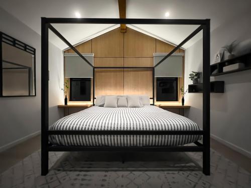 Katil atau katil-katil dalam bilik di open airy custom designed home - 2kings - sleeps 14