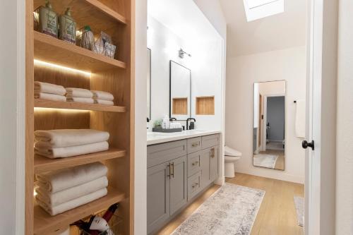 Bilik mandi di open airy custom designed home - 2kings - sleeps 14