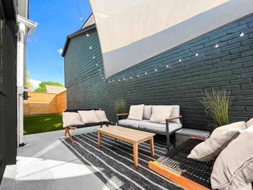 Ruang duduk di open airy custom designed home - 2kings - sleeps 14