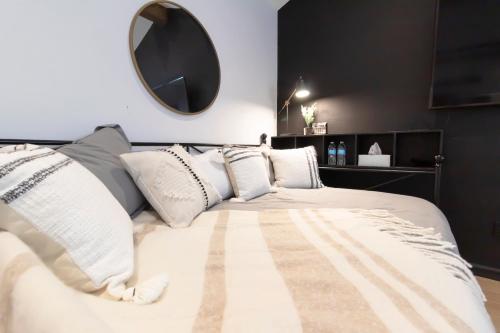 Katil atau katil-katil dalam bilik di open airy custom designed home - 2kings - sleeps 14