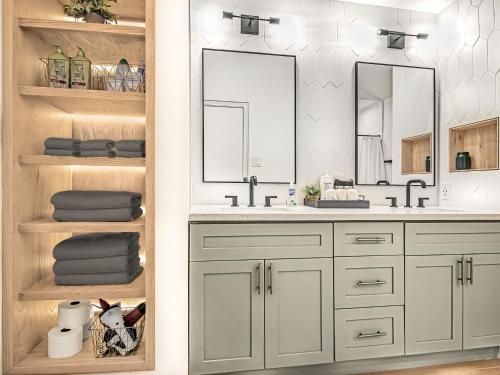Bilik mandi di open airy custom designed home - 2kings - sleeps 14