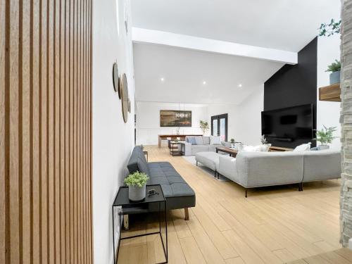 Televisyen dan/atau pusat hiburan di open airy custom designed home - 2kings - sleeps 14