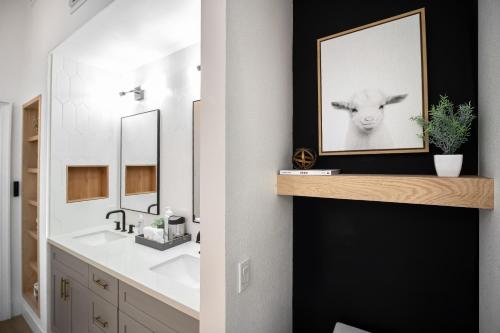 Bilik mandi di open airy custom designed home - 2kings - sleeps 14