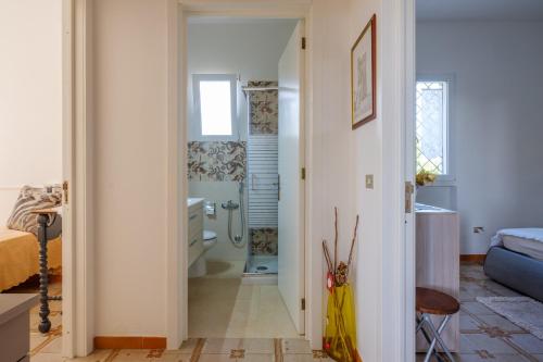 La salle de bains est pourvue d'une douche et de toilettes. dans l'établissement Villetta la pineta, à Lequile