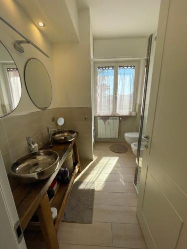 - Baño con 2 lavabos y aseo en Appartamento a 4 km dal Centro, en Perugia