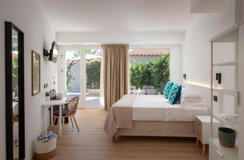 a bedroom with a bed and a desk and a window at MEM Lodge and Suite in Pula