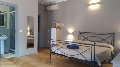 una camera con due letti e un bagno con lavandino di Cconforthotels R&B Suite&Chic a Bari
