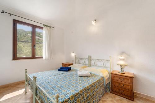 1 dormitorio con cama y ventana en Casa Iperico, en Buggerru