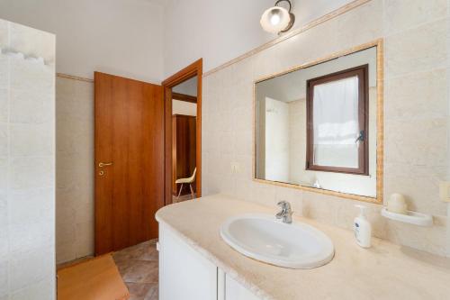 布傑魯的住宿－Casa Iperico，一间带水槽和镜子的浴室