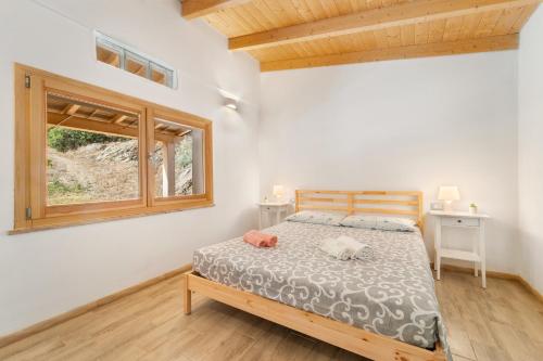 sypialnia z łóżkiem i oknem w obiekcie Casa Blanca w mieście Buggerru