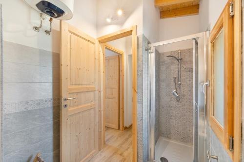 uma casa de banho com um chuveiro e uma porta de vidro em Casa Blanca em Buggerru