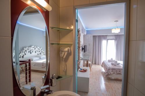 パルガにあるSEKRETO - "S" Maisonettes & Studiosのバスルーム(鏡付)、ベッドルーム1室が備わります。
