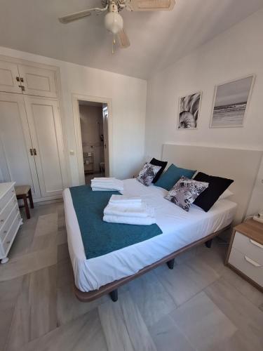 a bedroom with a bed with towels on it at Primera Linea del Mar - Acceso Directo Playa Carihuela in Torremolinos