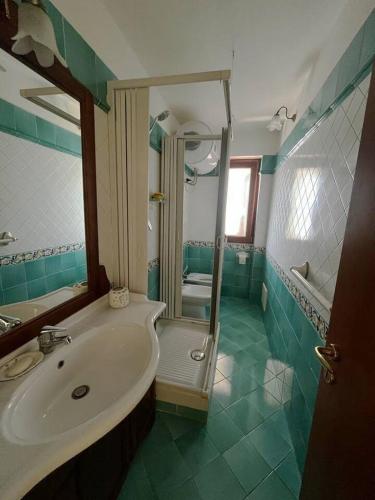 y baño con lavabo, espejo y ducha. en Casa Lucia Amalfi coast, en Vietri