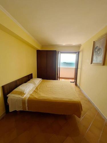 1 dormitorio con 1 cama y vistas al océano en Casa Lucia Amalfi coast, en Vietri