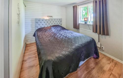 um quarto com uma cama num quarto em Lovely Home In Kllby With Wifi em Källby