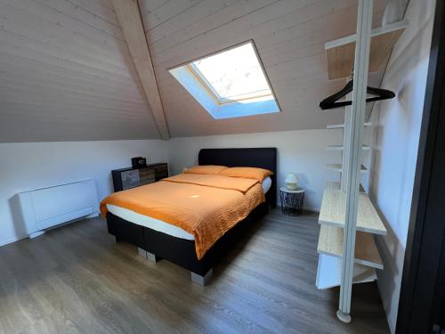 um quarto com uma cama e uma clarabóia em B&B Cà Nosa em Gordevio