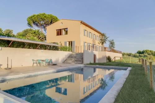 SUPERBE VILLA CONTEMPORAINE: PISCINE ET VUE MER