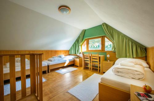 um quarto com 2 camas num sótão em Hotel Bystrina em Demanovska Dolina