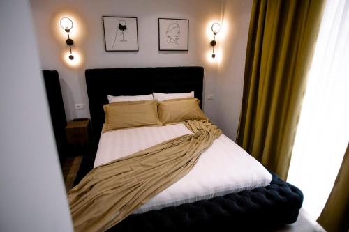 sypialnia z dużym łóżkiem z białą pościelą i poduszkami w obiekcie Hotel Olsi w Sarandzie
