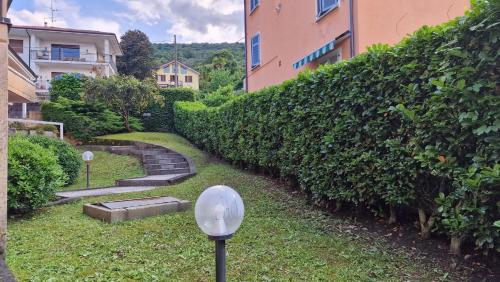 um jardim com escadas e uma sebe em Casa Baveno em Baveno