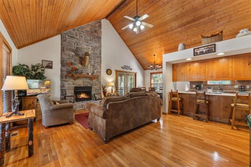 Köök või kööginurk majutusasutuses Whispering Woods Lodge-Sleeps 10 Home