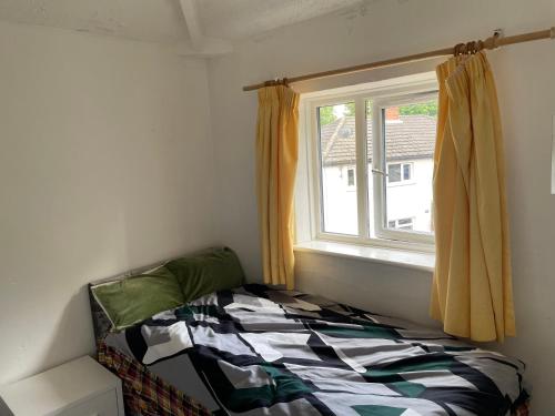 een slaapkamer met een bed en een raam bij 3 Mayfield rd in Tipton