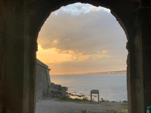 a view of the ocean through an archway at Calatabarca B&B in Tabarca