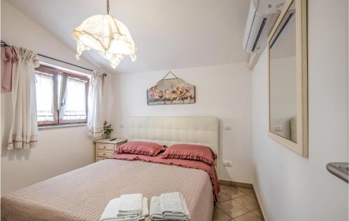 um pequeno quarto com uma cama e uma janela em Nice Home In Castiglion Fiorentino With Jacuzzi em Castiglion Fiorentino