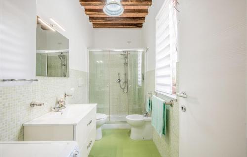 uma casa de banho com um lavatório e um chuveiro. em Nice Home In Castiglion Fiorentino With Jacuzzi em Castiglion Fiorentino