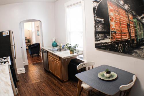 uma cozinha com uma mesa e uma sala de jantar em 3 BR - Off Street Parking - Amazing View Nearby em Pittsburgh