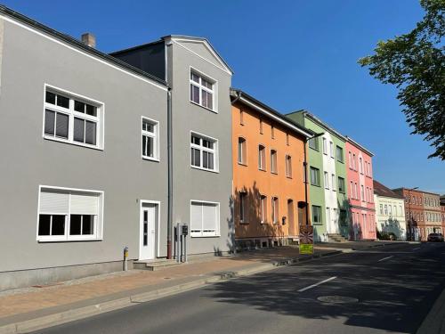 ulica miejska z budynkami po stronie drogi w obiekcie Modern eingerichtet-stadtnah-Ferienwohnung mit Geschirrspüler und Waschmaschine w mieście Friedland