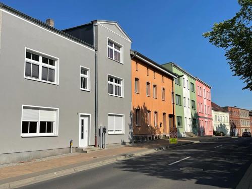 una calle de la ciudad con edificios al lado de la carretera en Modern eingerichtet-stadtnah-Ferienwohnung mit Geschirrspüler und Waschmaschine, en Friedland