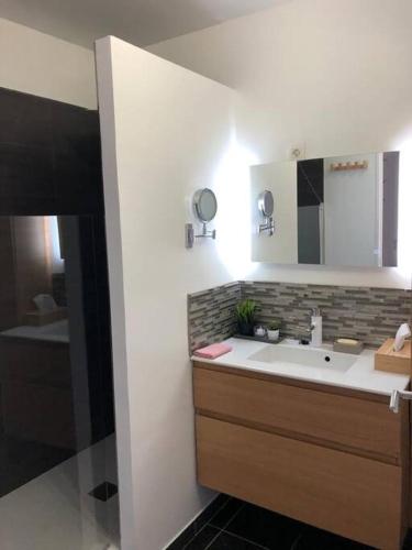 une salle de bain avec un lavabo, un miroir et une baignoire dans l'établissement 60 Sweet Home au cœur de Marseille pres du Tramway, à Marseille