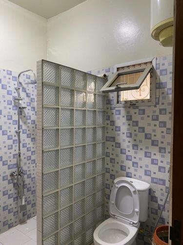 een badkamer met een toilet en een douche bij CHAMBRE DHOTE SILLA in Mbour