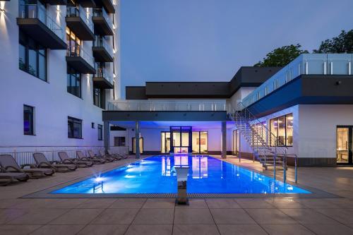 une piscine en face d'un bâtiment dans l'établissement Святий Шарбель, à Morshin